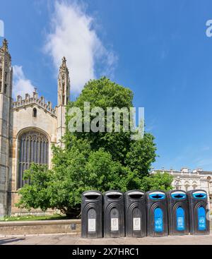 Eine Reihe Mülltonnen vor der Kapelle am King's College, University of Cambridge, England. Stockfoto