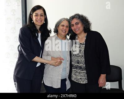 Die ehemalige Abgeordnete Ayla Akat ATA (L), Gultan Kisanak (M), Ko-Vorsitzende der Partei für Frieden und Demokratie und ehemaliger Ko-Bürgermeister der Metropolitan Municipality Diyarbakir und ehemaliger Abgeordneter Sebahat Tuncel (R) werden zusammen gesehen. Während viele kurdische Politiker in einem laufenden Fall in der Türkei zu langen Haftstrafen verurteilt wurden, trafen sich drei kurdische Politikerinnen, die ihre Strafe beendet und aus dem Gefängnis entlassen wurden, mit Parteimitgliedern in Diyarbakir. Der ehemalige Vorsitzende und ehemalige Co-Bürgermeister der Stadt Diyarbakir, Gultan Kisanak, ehemaliger Abgeordneter Sabahat, wurde zu 10 Jahren Haft verurteilt Stockfoto