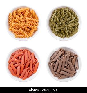 Fusilli und Penne, glutenfreie Nudeln, ohne Weizenmehl, in weißen Schüsseln. Kichererbsen und grüne Erbsen Fusilli, rote Linsen und Buchweizen Penne. Stockfoto