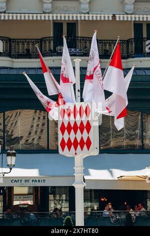 Monaco, Monaco - 25. Juni 2023: Wappen von Monaco, sowie Flaggen zu Ehren des 100. Jahrestages von Prinz Rainier III Stockfoto