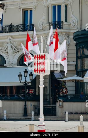 Monaco, Monaco - 25. Juni 2023: Wappen von Monaco, sowie Flaggen zu Ehren des 100. Jahrestages von Prinz Rainier III Stockfoto