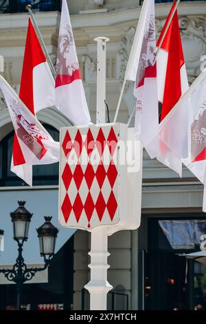 Monaco, Monaco - 25. Juni 2023: Wappen von Monaco, sowie Flaggen zu Ehren des 100. Jahrestages von Prinz Rainier III Stockfoto