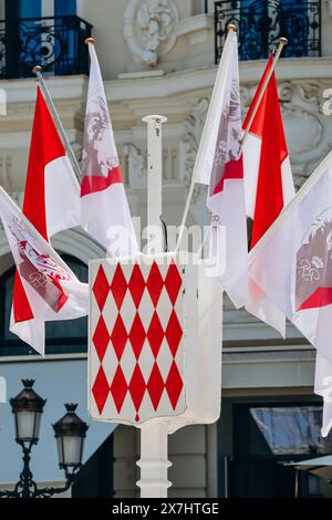 Monaco, Monaco - 25. Juni 2023: Wappen von Monaco, sowie Flaggen zu Ehren des 100. Jahrestages von Prinz Rainier III Stockfoto