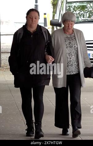 Screenshot von PA Video von Kate Roughley (links), die am Manchester Crown Court ankam, wo sie des Totschlags des neunmonatigen Genevieve Meehan am Montag für schuldig befunden wurde. Bilddatum: Montag, 20. Mai 2024. Stockfoto