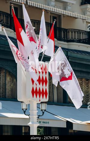 Monaco, Monaco - 25. Juni 2023: Wappen von Monaco, sowie Flaggen zu Ehren des 100. Jahrestages von Prinz Rainier III Stockfoto