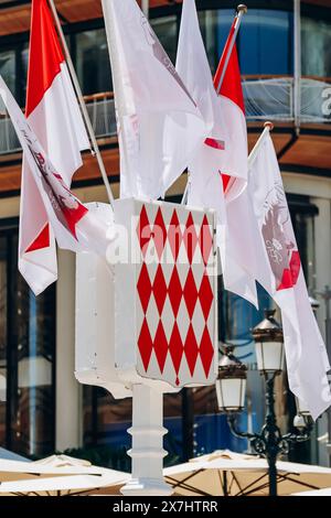 Monaco, Monaco - 25. Juni 2023: Wappen von Monaco, sowie Flaggen zu Ehren des 100. Jahrestages von Prinz Rainier III Stockfoto