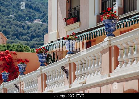 Monaco, Monaco - 25. Juni 2023: Schöne Fassaden des Fürstentums Monaco Stockfoto