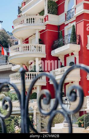 Monaco, Monaco - 25. Juni 2023: Schöne Fassaden des Fürstentums Monaco Stockfoto