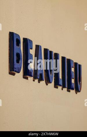 Beaulieu sur Mer, Frankreich - 25. Juni 2023: Schild „Beaulieu“ am Bahnhof in Beaulieu sur Mer Stockfoto