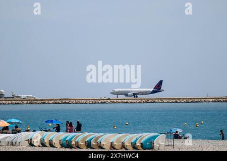 Nizza, Frankreich - 25. Juni 2023: Flugzeuge auf der Start- und Landebahn am Flughafen Nizza Stockfoto