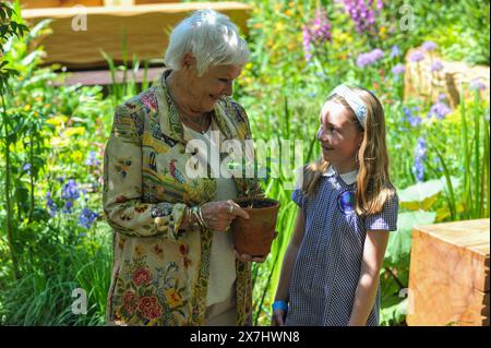 London, Großbritannien. Mai 2024. Dame Judi Dench CH OBE DBE FRSA (Schauspieler) und die 7-jährige Charlotte Crowe (aus Henshaw C. E Primary School in Northumberland) mit einem Setzling vom Sycamore Gap Baum im Octavia Hill Garden beim RHS Chelsea Flower Show 2024 Eröffnungstag. Chelsea ist die weltweit renommierteste Blumen- und Gartenveranstaltung. Die sechstägige Show zieht rund 168.000 Besucher an, darunter Mitglieder der Royal Family, und ist der Höhepunkt der Blumen- und Gartenveranstaltungen mit avantgardistischen Showgärten, modernstem Design und handwerklichen Konzepten, ähnlich der London Fashion Week. Quelle: Michael P. Stockfoto