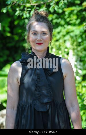 London, Großbritannien. Mai 2024. Ruth Gemmell (Schauspielerin aus der preisgekrönten historischen Romantik-Fernsehserie „Bridgerton“) beim Eröffnungstag der RHS Chelsea Flower Show 2024. Chelsea ist die weltweit renommierteste Blumen- und Gartenveranstaltung. Die sechstägige Show zieht rund 168.000 Besucher an, darunter Mitglieder der Royal Family, und ist der Höhepunkt der Blumen- und Gartenveranstaltungen mit avantgardistischen Showgärten, modernstem Design und handwerklichen Konzepten, ähnlich der London Fashion Week. Quelle: Michael Preston/Alamy Live News Stockfoto