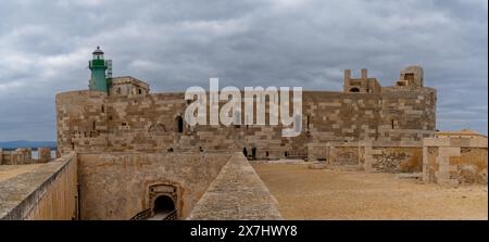 Syrakus, Italien - 28. Dezember 2023: Blick auf das Schloss Maniace und den Leuchtturm in Isola di Ortigia in Sirakus Stockfoto