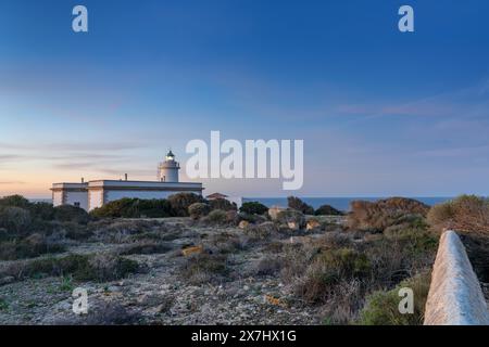 Landschaftsblick auf den Leuchtturm Cap Blanc im Süden Mallorcas bei Sonnenaufgang Stockfoto