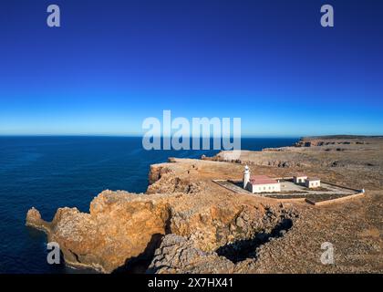 Drohnenblick auf den Punta Nati Leuchtturm und die Küstenklippen im Nordwesten Menorcas Stockfoto