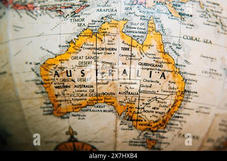 Nahaufnahme einer Vintage-Karte, die Australien und die umliegenden Regionen mit detaillierten geografischen Merkmalen zeigt. Stockfoto