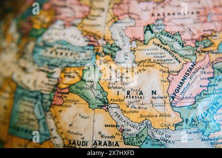 Eine detaillierte Vintage-Weltkarte, die den Nahen Osten, einschließlich Iran, Irak, Afghanistan und umliegenden Regionen, beleuchtet. Schwerpunkt auf Iran. Stockfoto