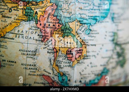 Nahaufnahme einer Vintage-Weltkarte von Südostasien mit Thailand, Myanmar, Kambodscha, Laos und der Bucht von Bengalen. Stockfoto