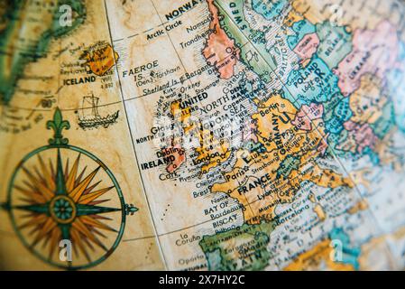 Eine detaillierte Vintage-Weltkarte, die die Geographie Europas, einschließlich Großbritannien, Frankreich und Deutschland, hervorhebt. Stockfoto