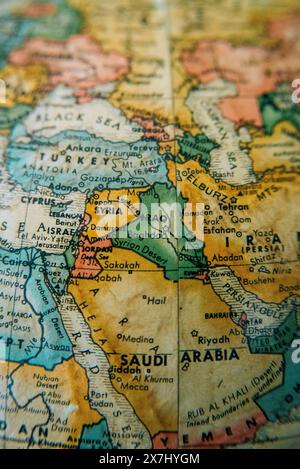 Eine detaillierte Vintage-Weltkarte, die den Nahen Osten, einschließlich Iran, Irak, Syrien und umliegenden Regionen, hervorhebt. Stockfoto