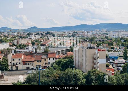 Panoramablick auf die Dächer von Clermont-Ferrand, Auvergne, Frankreich Stockfoto