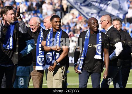 Genk, Belgien. Mai 2024. Genk-Spieler, die vor 25 Jahren zum ersten Mal Meister wurden, wurden vor einem Fußballspiel zwischen KRC Genk und Royal Antwerp FC am Montag, den 20. Mai 2024 in Genk, am 9. (Von 10) Tag der Play-offs der Champions der ersten Liga der „Jupiler Pro League“ 2023-2024 in der belgischen Meisterschaft gezeigt. BELGA FOTO JOHAN EYCKENS Credit: Belga News Agency/Alamy Live News Stockfoto