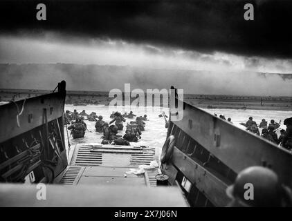 D-Day, Normandie Landung. Eine LCVP der USS Samuel Chase schickt Truppen der 1. Infanteriedivision an Omaha Beach für die D-Day Landung am Morgen des 6. Juni 1944. Stockfoto