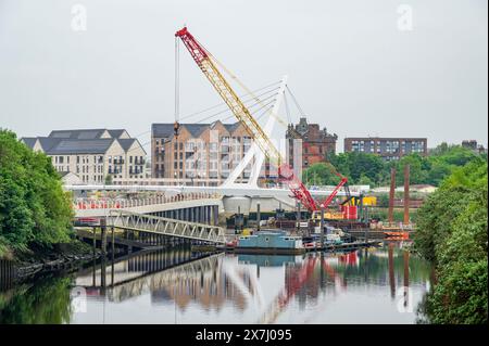 Bau der Fußgängerbrücke über den Fluss Clyde mit Blick vom North Bank in Partick nach Govan, Glasgow, Schottland, Großbritannien, Europa Stockfoto