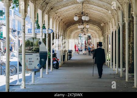 Vichy, Frankreich - 18. Juni 2023: Berühmte Promenaden (Vordächer zum Wandern) am Parc des Sources of Vichy Stockfoto