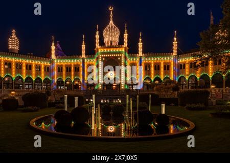 KOPENHAGEN, DÄNEMARK - 15. APRIL 2024: Maurischer Palast in den Tivoli-Gärten bei Nacht. Stockfoto