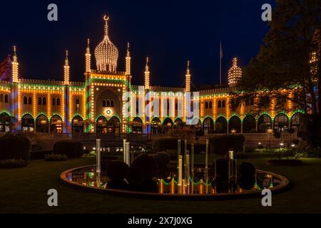 KOPENHAGEN, DÄNEMARK - 15. APRIL 2024: Maurischer Palast in den Tivoli-Gärten bei Nacht. Stockfoto