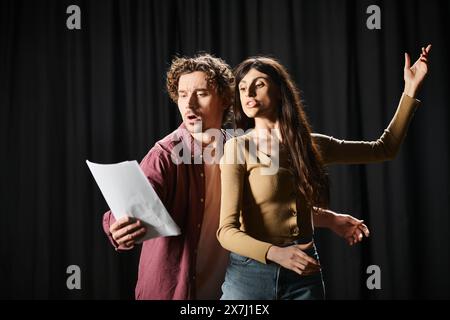 Ein Mann und eine Frau, die zusammen mit einer Zeitung in der Hand Proben. Stockfoto