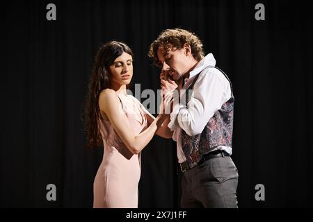 Ein schöner Mann und eine schöne Frau stehen zusammen auf einer Theaterbühne. Stockfoto