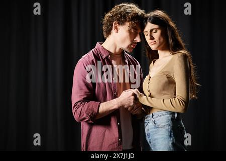 Ein hübscher Mann und eine schöne Frau, die auf der Bühne Proben. Stockfoto