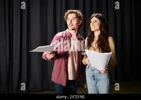 Ein Mann und eine Frau stehen zusammen und Proben für eine Theaterproduktion. Stockfoto