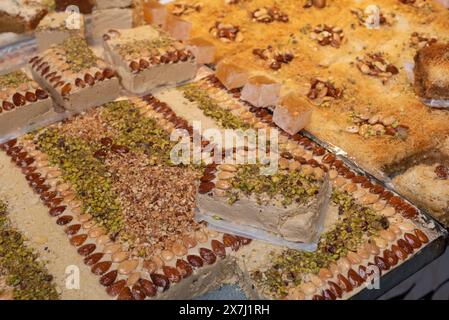 Leckeres tunesisches Gebäck aus Pistazie, Mandel und Helva, ein beliebtes Süßes, das in der Medina von Tunis, Tunesien, verkauft wird Stockfoto