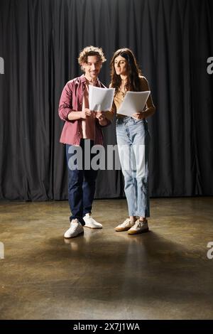 Ein gutaussehender Mann und eine schöne Frau stehen bei Theaterproben nebeneinander. Stockfoto