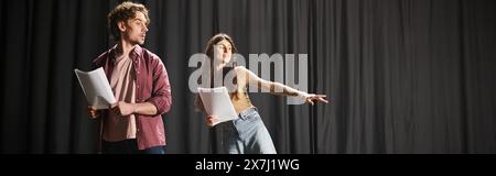 Mann und Frau stehen bei Theaterproben zusammen auf der Bühne. Stockfoto
