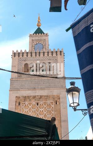 Tunis, Tunesien. 4. Mai 2024 architektonische Details des Minaretts der Al-Zaytuna Moschee, einer großen Moschee im Zentrum der Medina von Tunis, Teil der Th Stockfoto