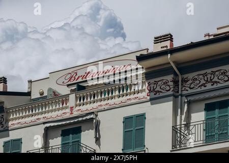 Bordighera, Italien - 11. Juni 2023: Fragment der Fassade des Hotels 'britannique' in Italien Stockfoto