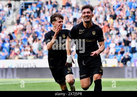 Genk, Belgien. Mai 2024. Genks Konstantinos Karetsas und Genks Andi Zeqiri feiern, nachdem sie bei einem Fußballspiel zwischen KRC Genk und Royal Antwerp FC am Montag, den 20. Mai 2024 in Genk am 9. (Von 10) Tag der Play-offs der Champions der ersten Liga der Jupiler Pro League 2023-2024 in der belgischen Meisterschaft einen Treffer erzielt haben. BELGA FOTO JOHAN EYCKENS Credit: Belga News Agency/Alamy Live News Stockfoto