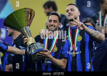 Mailand, Italien, 19. Mai 2024. Calhanoglu und Arnautovic während der Preisverleihung für den italienischen Titel, den Internazionale für die Saison 2023/2024 gewann Stockfoto