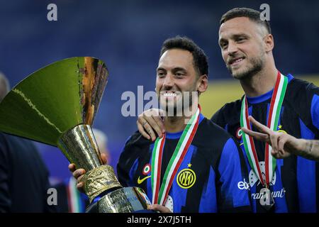 Mailand, Italien, 19. Mai 2024. Calhanoglu und Arnautovic während der Preisverleihung für den italienischen Titel, den Internazionale für die Saison 2023/2024 gewann Stockfoto