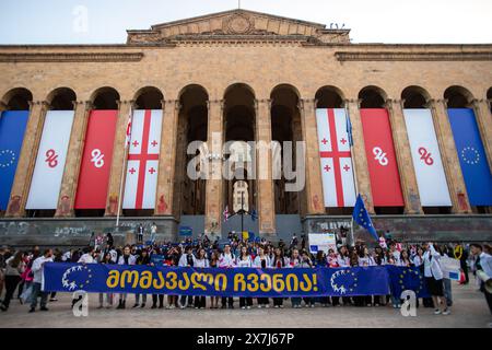 Tiflis, Georgien. Mai 2024, Tiflis, Georgien. Demonstranten halten vor dem georgischen Parlament ein Banner mit der Aufschrift "die Zukunft ist unsere" hoch. Credit: Jay Kogler/Alamy Live News Credit: Jay Kogler/Alamy Live News Stockfoto