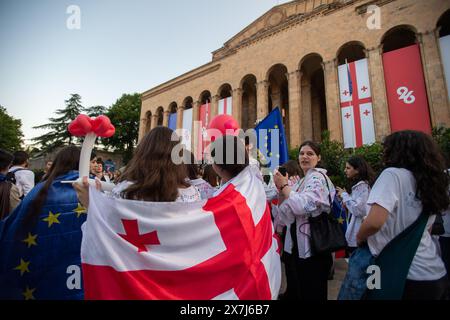 Tiflis, Georgien. Mai 2024, Tiflis, Georgien. Zwei Studenten, die mit einer georgischen Flagge gekleidet sind, nähern sich dem georgischen Parlamentsgebäude, um sich einem Protest anzuschließen. Credit: Jay Kogler/Alamy Live News Credit: Jay Kogler/Alamy Live News Stockfoto