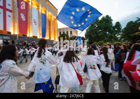 Tiflis, Georgien. Mai 2024, Tiflis, Georgien. Die Demonstranten halten Hände und rennen in einem Kreis vor dem georgischen Parlament. Credit: Jay Kogler/Alamy Live News Credit: Jay Kogler/Alamy Live News Stockfoto