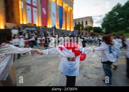 Tiflis, Georgien. Mai 2024, Tiflis, Georgien. Die Demonstranten halten Hände und rennen in einem Kreis vor dem georgischen Parlament. Credit: Jay Kogler/Alamy Live News Credit: Jay Kogler/Alamy Live News Stockfoto