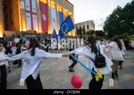 Tiflis, Georgien. Mai 2024, Tiflis, Georgien. Die Demonstranten halten Hände und rennen in einem Kreis vor dem georgischen Parlament. Credit: Jay Kogler/Alamy Live News Credit: Jay Kogler/Alamy Live News Stockfoto