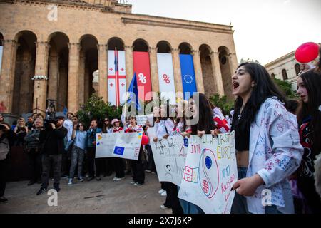 Tiflis, Georgien. Mai 2024, Tiflis, Georgien. Studenten halten Schilder und singen vor dem georgischen Parlament. Credit: Jay Kogler/Alamy Live News Credit: Jay Kogler/Alamy Live News Stockfoto