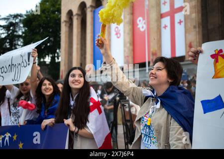 Tiflis, Georgien. Mai 2024, Tiflis, Georgien. Ein Student hält ein gelbes Fleck bei einem Protest vor dem georgischen Parlament. Credit: Jay Kogler/Alamy Live News Credit: Jay Kogler/Alamy Live News Stockfoto